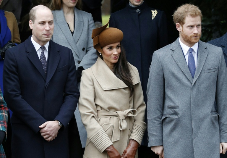 (g-d) Le prince William, duc de Cambridge, Meghan Markle, actrice américaine et fiancée du prince Harry et le prince Harry, attendent le départ de la reine Elizabeth II après avoir assisté au traditionnel office religieux de Noël de la famille royale à l'église Sainte-Marie-Madeleine de Sandringham, dans le Norfolk, le 25 décembre 2017