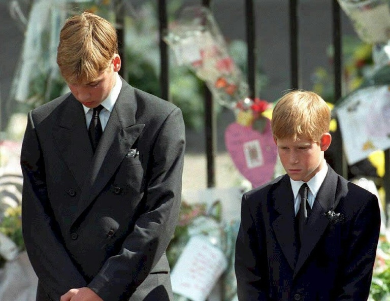 Le prince William (G) et le prince Harry, fils de Diana, princesse de Galles, inclinent la tête alors que le cercueil de leur mère est porté hors de l'abbaye de Westminster,l e 6 septembre 1997, à l'issue de la cérémonie funéraire