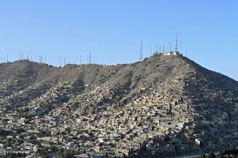 Des antennes de télécommunications sur une colline à Kaboul, le 29 septembre 2025
