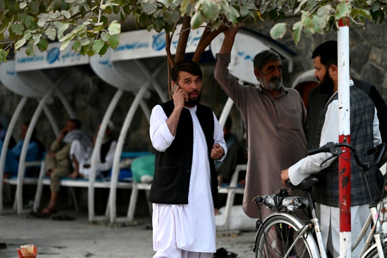 Un Afghan devant un hôpital à Kaboul, le 1er octobre 2025