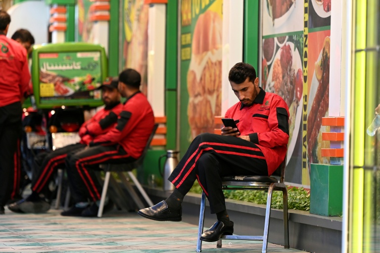 Un livreur afghan devant un restaurant de Kaboul, le 1er octobre 2025