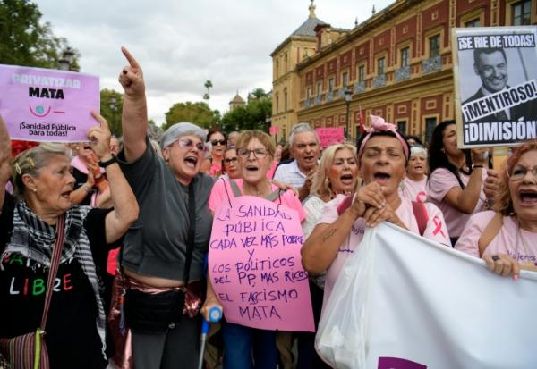 Des manifestants, dont une grande majorité de femmes, protestent contre la gestion des autorités régionales dans des retards de dépistage de cancer de sein, le 26 octobre 2025 à Séville