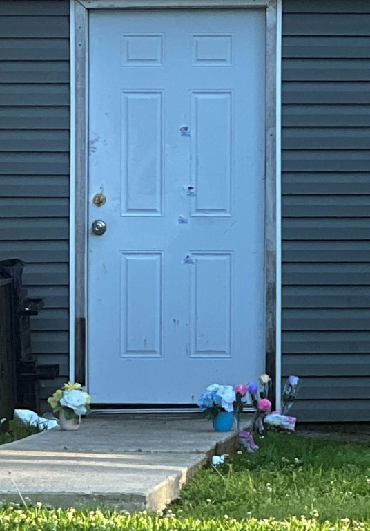 Des impacts de balles sur la porte de l'une des maisons où des enfants ont été tués dans des violences intrafamiliales, le 19 avril 2026 à Shreveport, en Louisiane