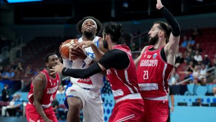 Le capitaine des Bleus Guerschon Yabusele pris en étau dans la défense géorgienne, lors des 8e de finale de l'Euro de basket, le 7 septembre 2025 à Riga
