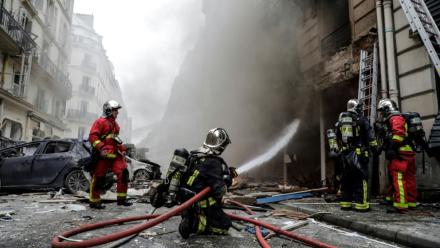 Des pompiers éteignent un incendie à la suite de l'explosion d'une boulangerie, à l'angle des rues Sainte-Cécile et de Trévise, dans le centre de Paris, le 12 janvier 2019