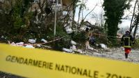 Sur les lieux de l'explosion meurtrière d'un bâtiment, à Trévoux (Ain), le 16 décembre 2025