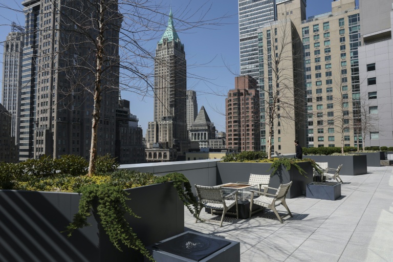 Le toit-terrasse d'un immeuble de bureaux converti en apparements de luxe à New York, le 10 avril 2026