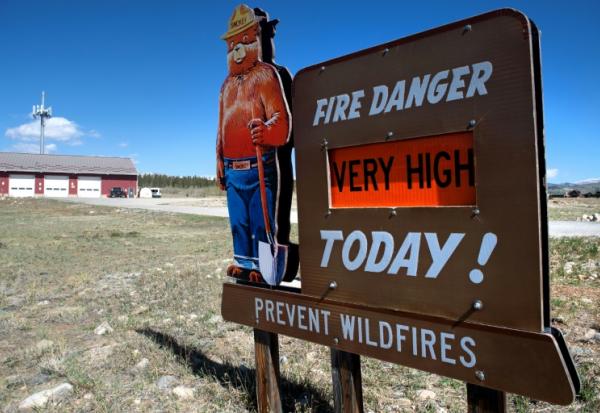 Un panneau appelant à la vigilance sur les feux de forêt à Fairplay, dans le Colorado, le 14 mai 2026