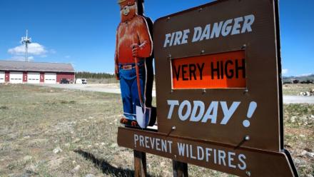 Un panneau appelant à la vigilance sur les feux de forêt à Fairplay, dans le Colorado, le 14 mai 2026