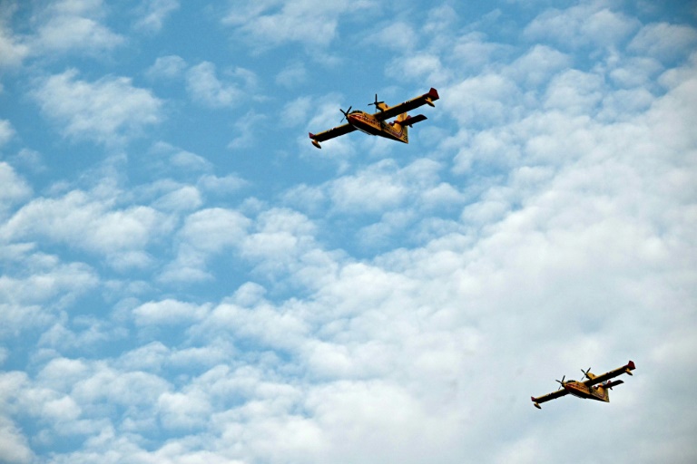 Des Canadairs en action lors des incendies dans le sud de la France, le 6 août 2025.
