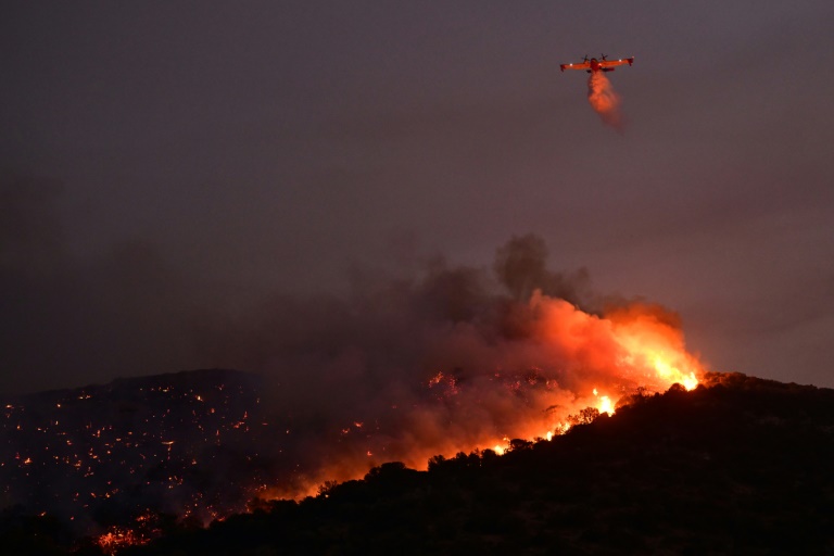Lors d'un incendie près de Palaia Fokaia au sud d'Athènes en Grèce, le 8 août 2025.