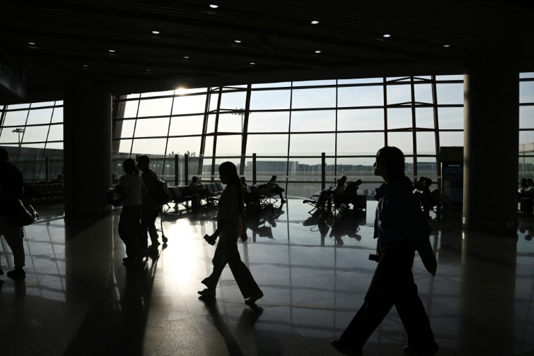 Une quinzaine d'associations demandent à la Commission européenne de lancer une enquête sur la facturation des bagages à main des compagnies aériennes Easyjet, Norvegian, Ryanair, Transavia, Volotea, Vueling et Wizzair