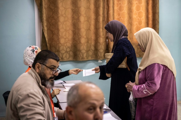 Deux Palestiniennes se présentent pour voter lors des élections municipales du village de Burqin, à l'ouest de Jénine, en Cisjordanie occupée, le 25 avril 2026