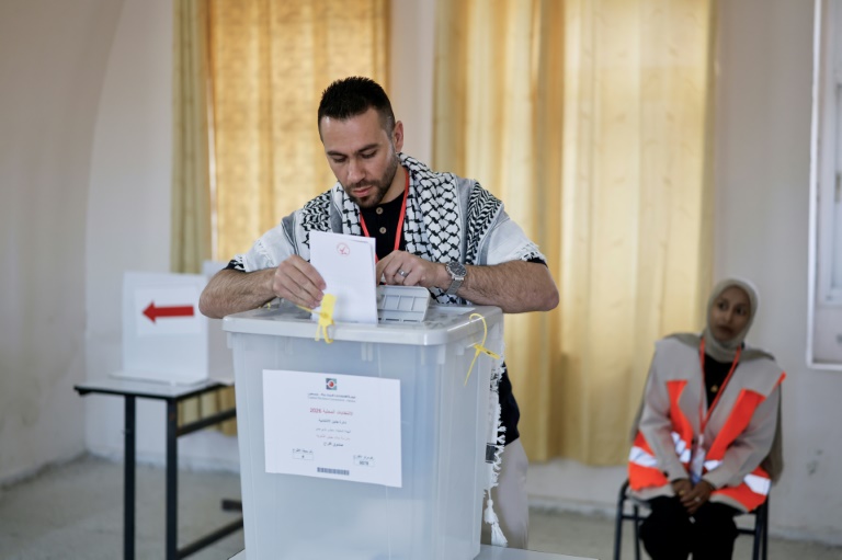 Un Palestinien vote lors des élections municipales à Jénine, ville de Cisjordanie occupée par Israël, le 25 avril 2026