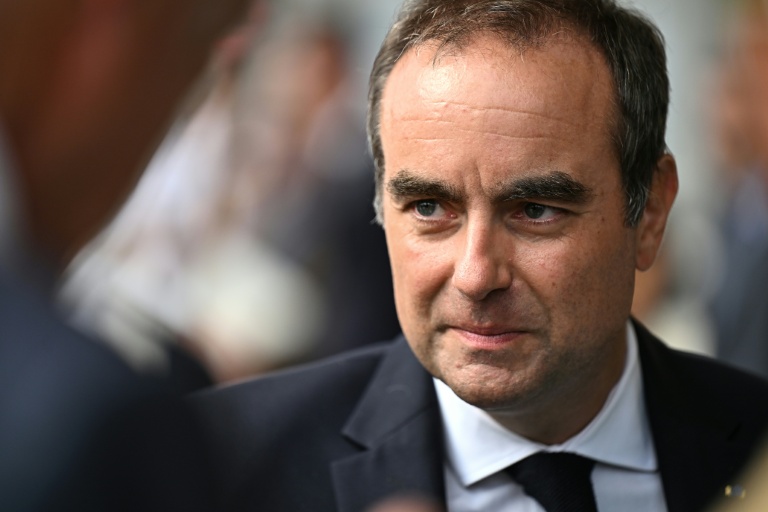 Le Premier ministre Sébastien Lecornu lors d'un déplacement à Merignac, le 17 août 2026
