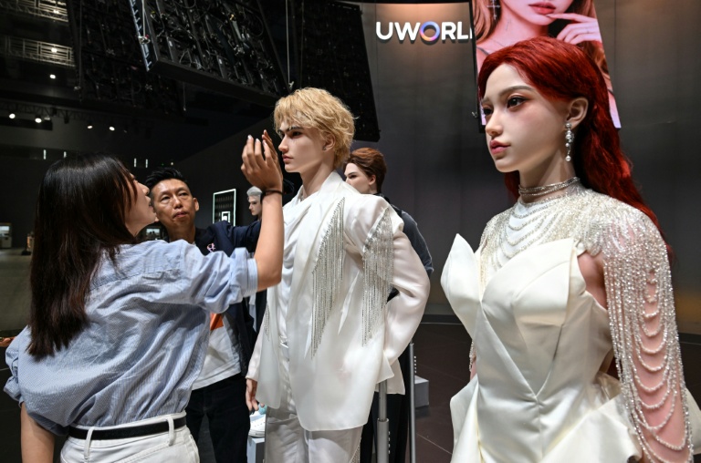 Michael Tam (2e g), directeur général d'UWorld, sous-marque d'UBTech, lors du lancement du robot androïde U1, le 30 juin 2026 à Shenzen, dans la province chinoise du Guandong