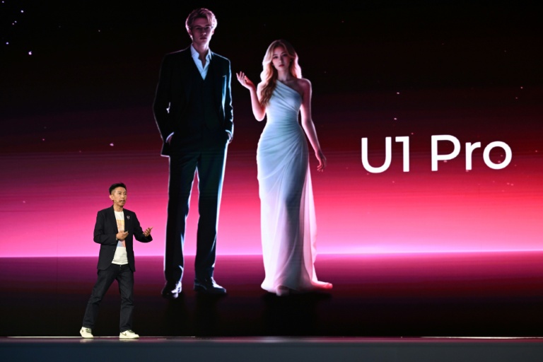 Michael Tam, directeur général d'UWorld, sous-marque d'UBTech, lors du lancement du robot androïde U1 à Shenzen, le 30 juin 2026 dans la province chinoise du Guangdong