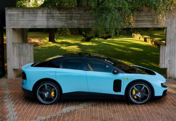 Photo diffusée à la presse du premier modèle de voiture électrique de Ferrari, "Luce" signifiant "lumière" en français, qui a été dévoilé à Rome le 25 mai 2026. 