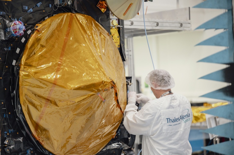 Un opérateur travaille sur un module de service  Sentinel 3C dans les locaux de Thales Alenia Space à Cannes, le 16 avril 2026 dans le sud-est de la France