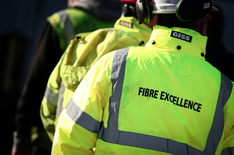 Des employés rassemblés sur le site industriel du groupe Fibre Excellence à Tarascon, le 14 avril 2026 dans les Bouches-du-Rôhne