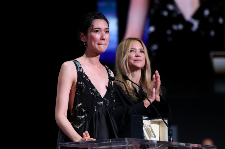 L'actrice japonaise Tao Okamoto (G) lors de la 79e édition du Festival de Cannes à Cannes, le 23 mai 2026