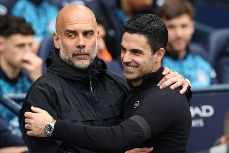 Les entraîneurs de Manchester City Pep Guardiola (à gauche) et d'Arsenal Mikel Arteta lors de leur confrontation en Premier League à l'Etihad Stadium de  Manchester le 19 avril.