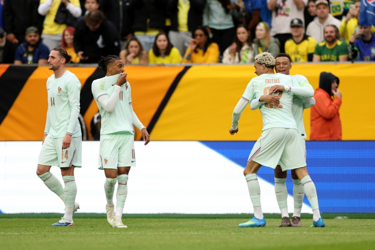 Hugo Ekitike tombe dans les bras de Kylian Mbappé après son but, le 2e de l'équipe de France face au Brésil, le 26 février 2026 à Foxborough 