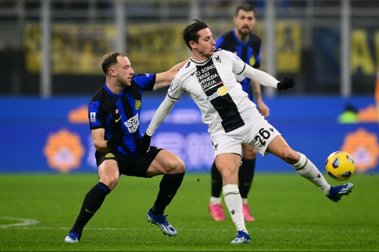 Florian Thauvin (D), qui va arriver à Lens en provenance de l'Udinese, lors d'un match de Serie A contre l'Inter Milan, à Milan le 9 décembre 2023