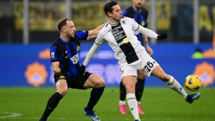 Florian Thauvin (D), qui va arriver à Lens en provenance de l'Udinese, lors d'un match de Serie A contre l'Inter Milan, à Milan le 9 décembre 2023