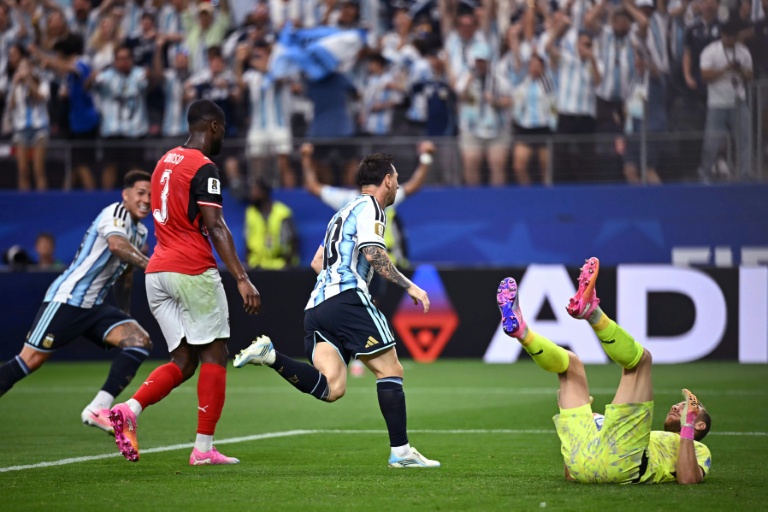 Le capitaine de l'Argentine Lionel Messi (C) ouvre le score contre l'Autriche, lors de la Coupe du monde, le 22 juin 2026 à Arlington, près de Dallas