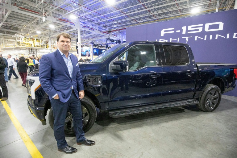 Le patron de Ford Jim Farley devant un F-150 Lightning tout-électrique