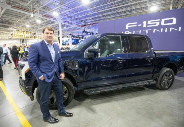 Le patron de Ford Jim Farley devant un F-150 Lightning tout-électrique