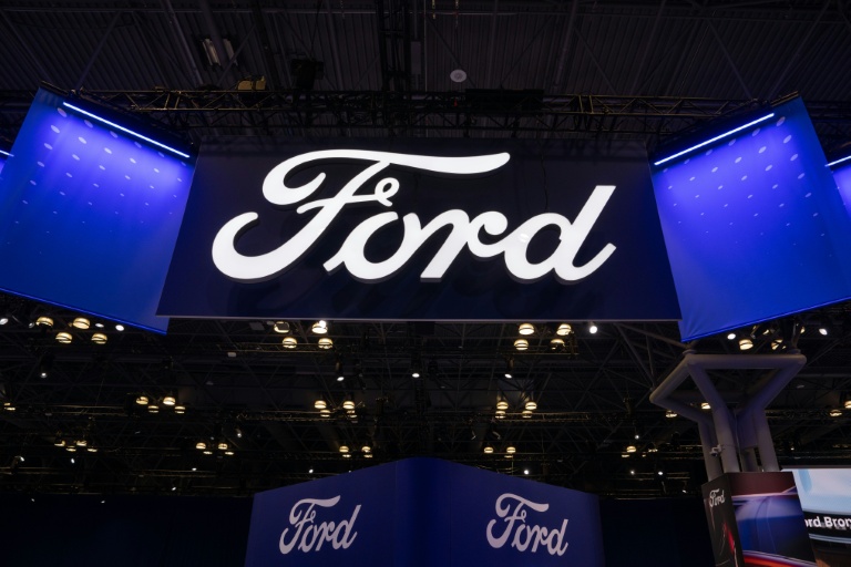Le logo Ford, au salon de l'Auto le 16 avril 2025 à New York.