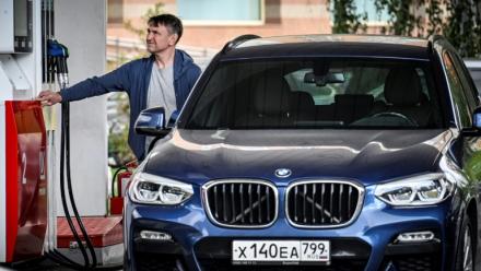 Un homme fait le plein d'essence dans une station-service à Moscou, le 8 septembre 2025
