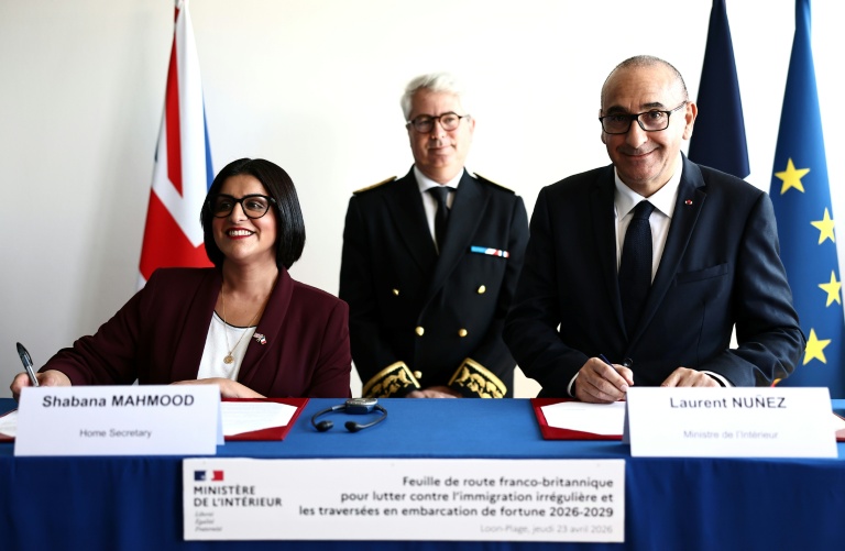 La ministre de l'Intérieur britannique Shabana Mahmood et son homologue français Laurent Nunez (d) à Loon-Plage, lors de la signature d'un accord contre l'immigration irrégulière et les traversées, le 23 avril 2026 dans le nord de la France