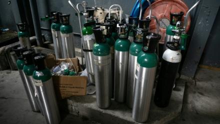 Des bonbonnes d’oxygène dans un entrepôt de matériel médical à Kuala Lumpur, le 15 octobre 2026 en Malaisie
