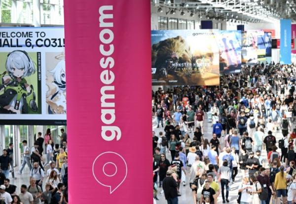  Des visiteurs au salon du jeu vidéo Gamescom, le 22 août 2024 à Cologne, en Allemagne
