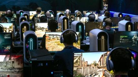 Des visiteurs testent les dernières nouveautés vidéoludiques lors du salon Gamescom, à Cologne (Allemagne), le 25 août 2024.