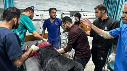 Des médecins s'occupent d'un blessé après une attaque israélienne à l'hôpital Kamal Adwan à Beit Lahia dans le nord de la bande de Gaza, le 21 novembre 2024