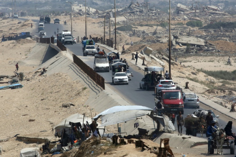Des familles palestiniennes arrivent dans le centre de la bande de Gaza, après avoir fui la ville de Gaza, le 18 août 2025