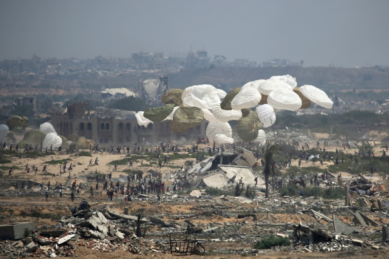 Des palettes d'aide humanitaire sont larguées par un avion militaire au-dessus de Nousseirat, dans le centre de la bande de Gaza, le 18 août 2025
