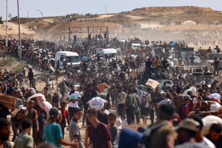 Des Palestiniens rassemblés près d'un point de distribution d'aide de la GHF, le 4 août 2025 dans le centre de la bande de Gaza