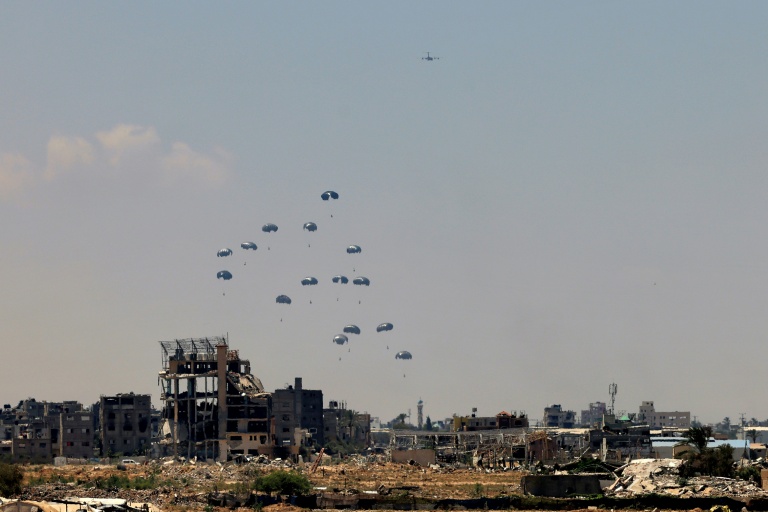 Parachutage d'aide humanitaire par un avion de l'armée allemande, à Nousseirat, dans le centre de la bande de Gaza, le 4 août 2025