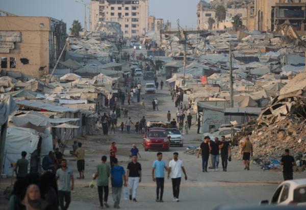 Des déplaces palestiniens au milieu de camps et de décombres près de la plage de Gaza-ville, dans le nord du territoire, le 14 août 2026