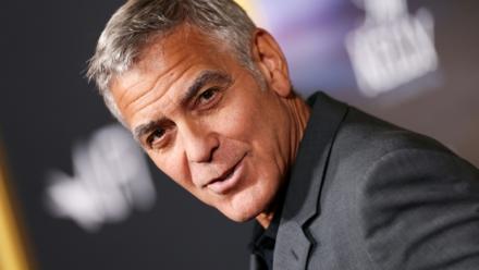 L'acteur américain George Clooney, 64 ans, est plus enclin à regarder vers l'avenir que vers le passé, contrairement à son personnage dans "Jay Kelly" une production netflix qui sortira en salles en novembre avant d'être diffusé sur la plateforme en décembre