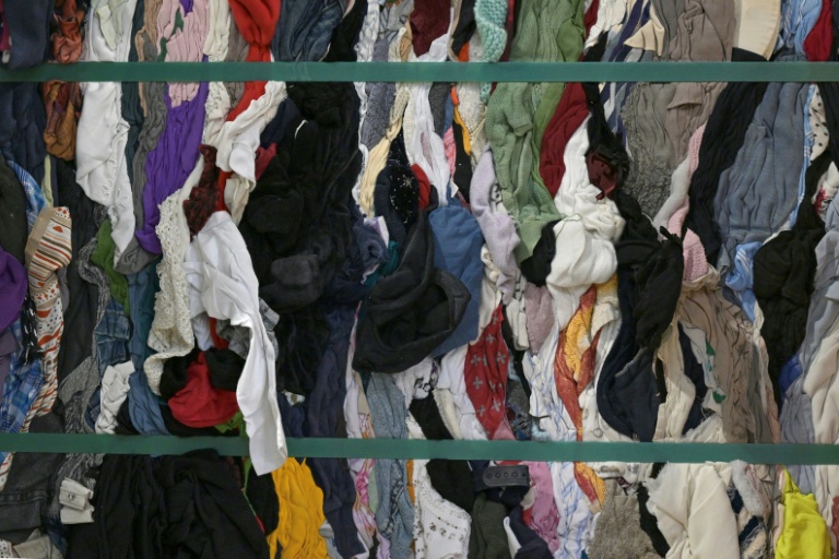 L'éco-organisme Refashion, mandaté par l'Etat pour structurer en France la filière des déchets textiles, ce qui implique de reprendre gratuitement ceux rejetés par Emmaüs ou Le Relais, a été sanctionné pour non-respect de cette obligation