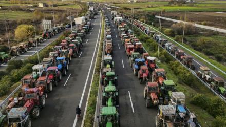 Des agriculteurs grecs en colère bloquent une autoroute près de la ville de Karditsa, dans le centre du pays, le 8 décembre 2025
