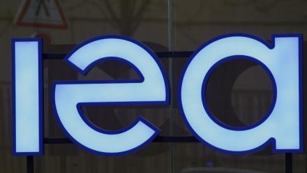 Logo de l'Agence internationale de l'énergie (AIE ou IEA en anglais, International Energy Agency) à l'entrée de son siège à Paris le 11 mars 2026