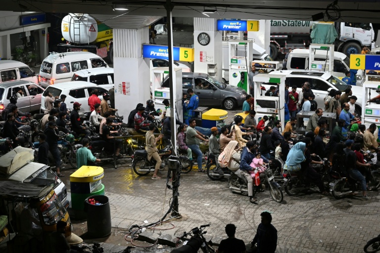 Des automobilistes et motocyclistes font la queue dans une station-service de Karachi, le 3 avril 2026 au Pakistan