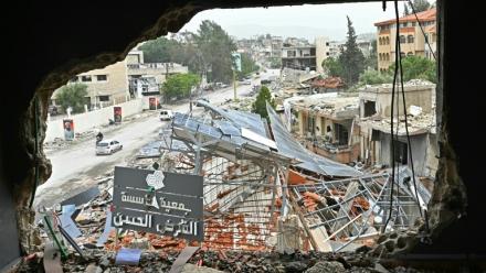 Dans la ville de Nabatiyé dans le sud du Liban, le 18 avril 2026, les immeubles effondrés et les commerces éventrés se succèdent 